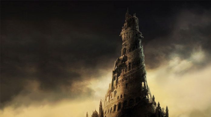 Torre medieval con fondo oscuro